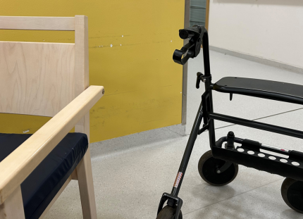 Iäkkäitä, kehitysvammaisia sekä mielenterveys- ja päihdeasiakkaita hoitaviin ympärivuorokautisiin asumispalveluihin on tulossa ennalta ilmoittamattomia tarkastuskäyntejä. Kävelytuki asumispalvelun käytävällä.