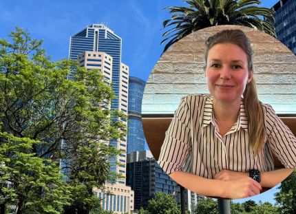 Tutkimuskoordinaattori Jenna Vartiainen. Taustalla Australian maisemaa ja korkeita kerrostalorakennuksia puiden katveessa.