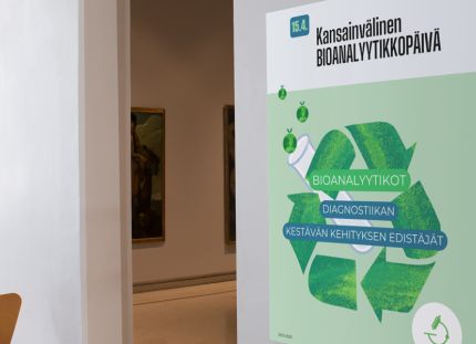Bioanalyytikot voivat vähentää laboratorioiden ympäristökuormitusta arjen valinnoilla. Bioanalyytikkopäivän juliste huoneen seinällä.