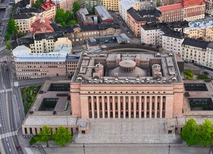 Ilmakuva edukuntatalosta Helsingissä. Eduskunta päätti helpottaa määräaikaisuuksia.