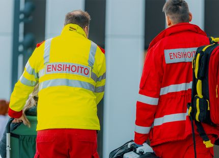 Ensihoitajat työssään