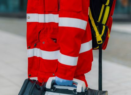 Ensihoitaja työvarustuksessaan.