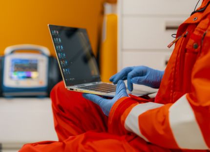 Ensihoitaja käyttää kannettavaa tietokonetta ambulanssissa. Työtuomioistuin on määrännyt Haen oy:n maksamaan Tehylle 3 000 euron hyvityssakon sekä korvaamaan Tehyn oikeudenkäyntikulut.