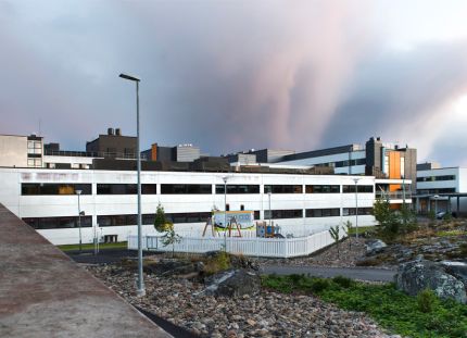 Etelä-Pohjanmaa aloitti isot yt-neuvottelut – jopa 400 henkilötyövuotta vaarassa. Seinäjoen keskusairaala kuvatuna yöaikaan ulkoapäin.