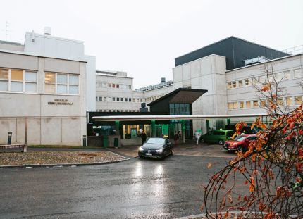 Mikkelin keskussairaala kuvattuna syksyisessä kelissä ulkoapäin.