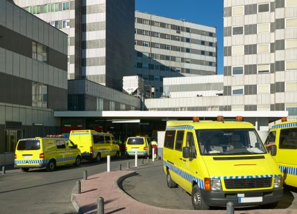 WHO:n mukaan Euroopassa tarvitaan terveydenhuoltoon tarvitaan seuraavan seitsemän vuoden aikana yhteensä vähintään miljoona uutta hoitajaa ja lääkäriä. Espanjalaisen sairaalan pihassa ambulansseja.