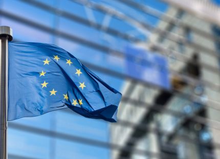 Euroopan unionin lippu. Lupa- ja valvontavirasto on ottamassa käyttöön järjestelmän, joka tukee EU:n rajat ylittävää tietojenvaihtoa.