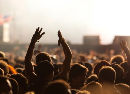 Teemme juttua tehyläisistä, jotka tekevät vapaaehtoistyötä kesän tapahtumissa. Lähdetkö mukaan festareille, leireille tai suurtilaisuuksiin auttamaan? Ilmianna itsesi! Kuvassa festariyleisöä fiilistelemässä musiikkikeikkaa.