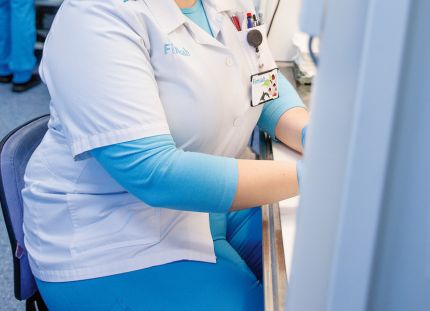 Laboratorioyhtiö Fimlabin muutosneuvottelut ovat päättyneet. Henkilöstöä vähennetään osa-aikaistamisten ja eläkkeelle siirtymisten lisäksi irtisanomisilla. Kuvassa hoitaja käsittelemässä näytteitä.