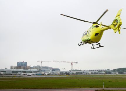 FinnHEMSin lääkärihelikoptereissa työskentelevien ensihoitajien vuosiloma pitenee parhaimmillaan jopa 13 päivää. FinnHEMS helikopteri lentämässä kohti sairaalarakennuksia sumuisessa säässä.