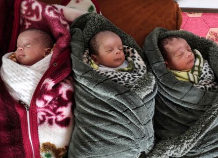 Kolme vastasyntynyttä vauvaa nukkuu peittoihin käärittyinä vierekkäin Gazassa Khan Yunisissa.