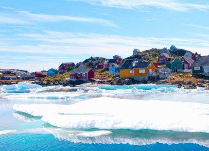 Värikäs Kulusukin kylään Itä-Grönlannissa. Värikkäitä taloja jäisen meren keskellä saarella.