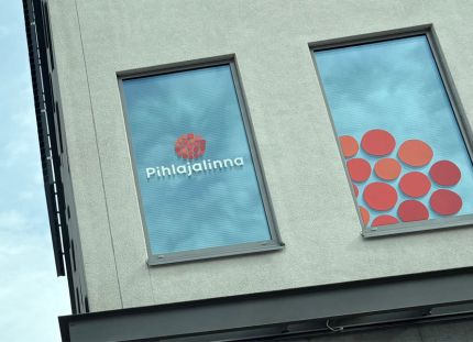 Hovioikeus alensi hammashoitajalle maksettavia syrjintäkorvauksia. Pihlajalinnan logo rakennuksen ikkunassa.