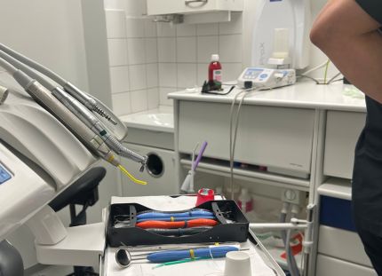 Pöydällä hammashoidon instrumentteja.