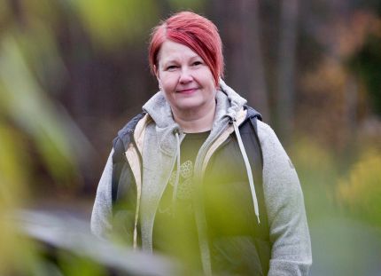 Lastenhoitaja Jaana Olsen puolilähikuvassa ulkona. 
