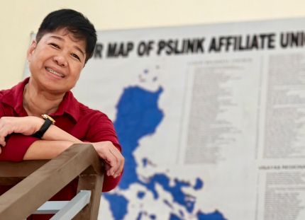 Annie Geron nojaamassa tuolin selkämykseen.