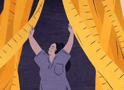 Hoitaja asuun pukeutunut nainen avaa mittanauhoista tehtyä verhoa.