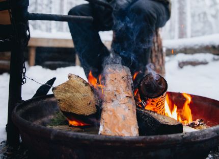 Lähikuva nuotiosta talvella.