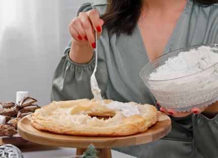 Kylmäsavulohikranssi, jota Renin Väänänen parhaillaan valmistaa.