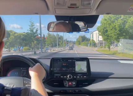 Laura Haapasalo auton ratissa.