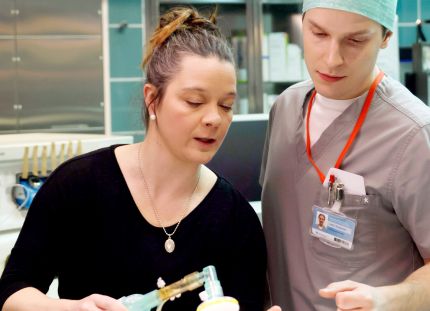 Anestesia- ja perfuusiohoitaja Hanna Heikkilä Syke-elokuvan kuvauksissa.