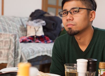 Nuori mies kotonaan.