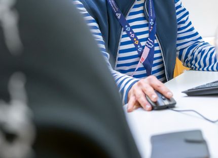 Hoitajat kantavat yhä suurempaa vastuuta yhteispäivystyksissä ja kiirevastaanotoilla. Hoitaja kirjaamassa tietoja koneelle.