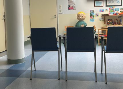 Tyhjiä tuoleja sairaalan odotustilassa.