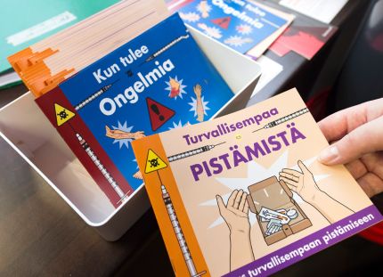 Oppaita huumausaineiden käyttäjille ja katkaisuhoidossa oleville pinossa pöydällä.