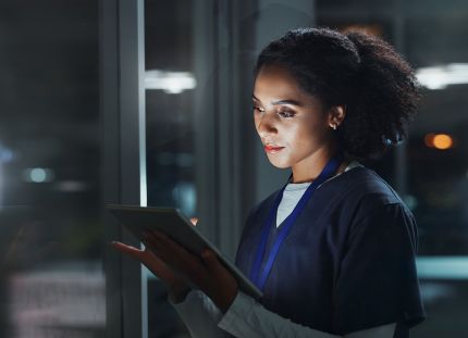 Hoitaja työpaikalla yöllä.