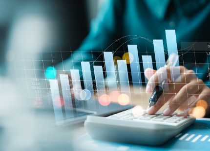 Naisen kädet laskukoneella.