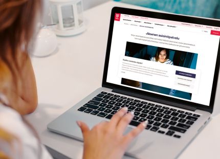 Nainen läppärillä, jonka näytössä näkyy Tehyn verkkosivu.