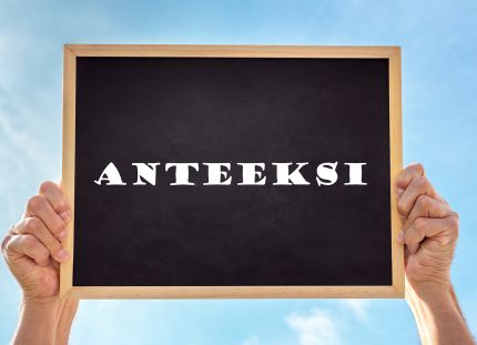 Taulu, johon on kirjoitettu sana &quot;anteeksi&quot;. 