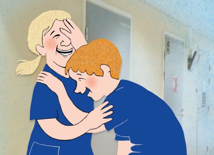 Piirroskuva, jossa kaksi hoitajaa nauraa katketakseen.