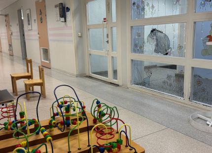 Lasten leluja sairaalan käytävällä.