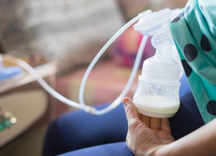 Nainen käyttämässä rintapumppua.