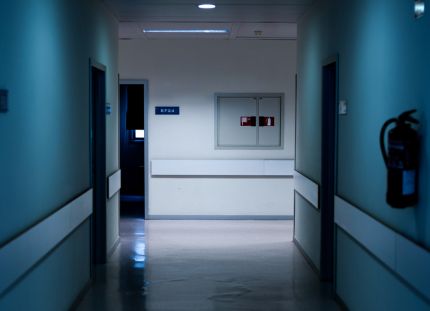 Sairaalan käytävä. Himmeä valo. Itä-Uudenmaan hyvinvointialue aloittaa uudet yt-neuvottelut.