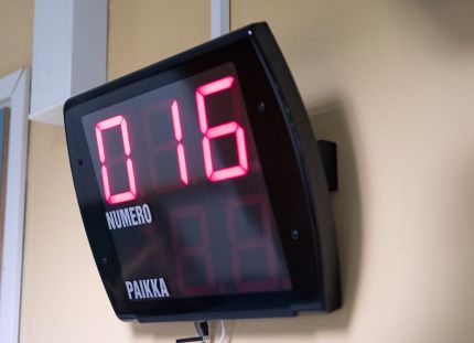 Kuva vuoronumerotaulusta, jossa odotusnumero 16.