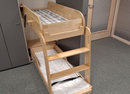 Van­taan Myyr­mäes­sä sat­tui 24.3.2026 on­net­to­muus, jos­sa pie­ni lap­si jäi kaap­pi­sän­gyn ja sei­nän vä­liin. Kuvassa on­net­to­muus­sän­gyn kal­tai­nen sän­ky. 