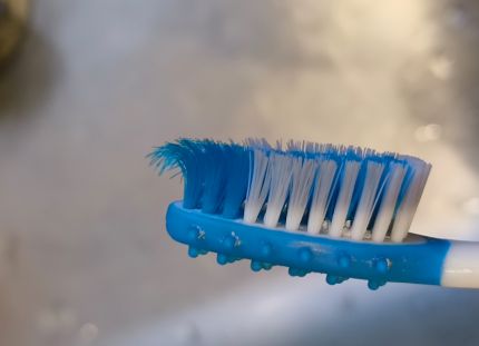 Lapsen kulunut hammasharja.