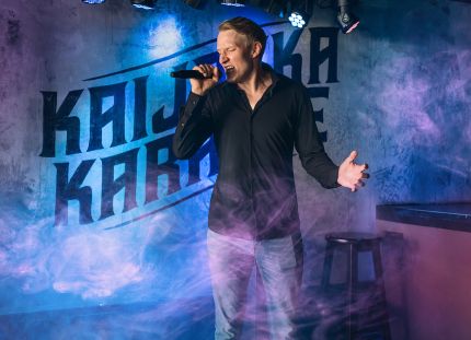 Jarkko Timonen laulaa karaokelavalla.