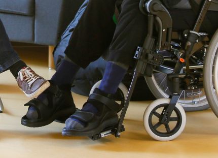 Lupa- ja valvontavirasto: Epäkohdat korjattava kehitysvammaisten yksikössä Kajaanissa. Henkilö pyörätuolissa.