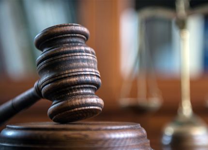 Tuomarin nuija pöydällä. Hallinto-oikeus: Keski-Suomen hyvinvointialue ei saanut laskea uuteen virkaan siirretyn palkkaa