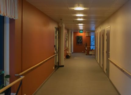 Keusote suunnittelee enintään sataa irtisanomista. Pääluottamusedustajan mukaan jatkuva epävarmuus on saanut ammattilaisia hakeutumaan töihin muualle. Keusoten hoivakoti Kauniston käytävä.