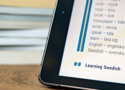 Ruotsinkielen opettelemista tabletilta. Ulkomailta muuttaneiden lääkäreiden, sairaanhoitajien, lähihoitajien ja hoiva-avustajien kielitaidossa on osin havaittu puutteita.