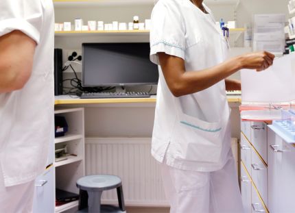 Hoitajia käsittelemässä lääkkeitä.