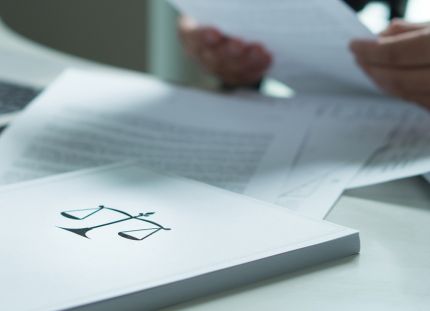 Lakipapereita pöydällä.