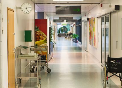 Kuva Länsi-Pohjan sairaalan käytävältä. Ei ihmisiä näkyvissä, tyhjä pyörätuoli kuvan alareunassa.