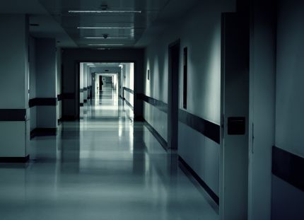 Generitiivinen kuva tyhjästä ja synkästä sairaalan käytävästä.