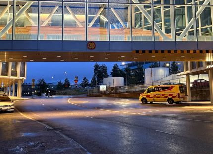 Meilahden sairaala Helsingissä kuvattuna yöaikaan ulkoa.